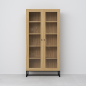 Preview: Breite Vitrine Lofty aus Eichenholz, Gestell aus pulverbeschichtetem Stahl - artigo.at