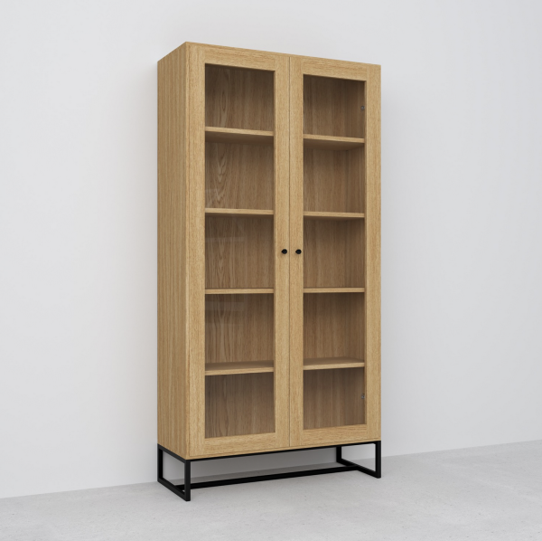 Breite Vitrine Lofty aus Eichenholz, Gestell aus pulverbeschichtetem Stahl schwarz - artigo.at